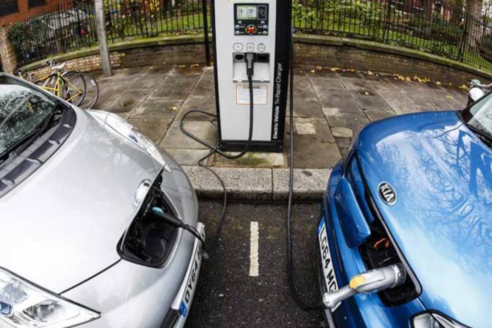 Dois carros elétricos em ponto de recarga em uma rua de Londres, Inglaterra