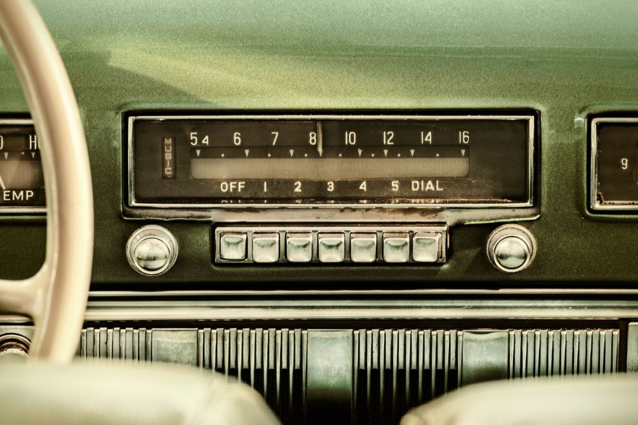 radio antigo shutterstock