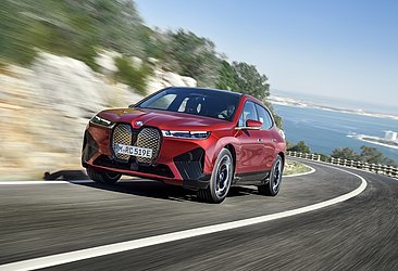 A grande dianteira do novo SUV é inspirada no esportivo M4