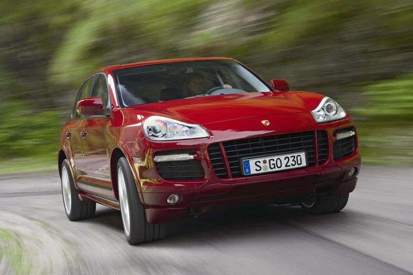 porsche cayenne gts vermelho rodando em estrada