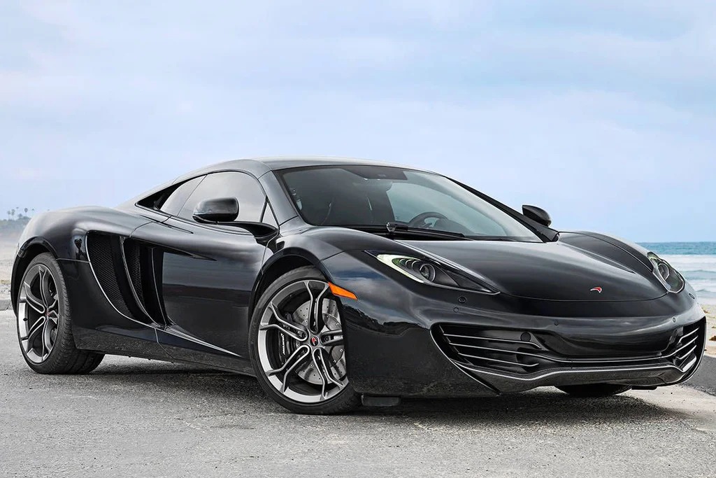 mclaren mp4 12c preto estacionado