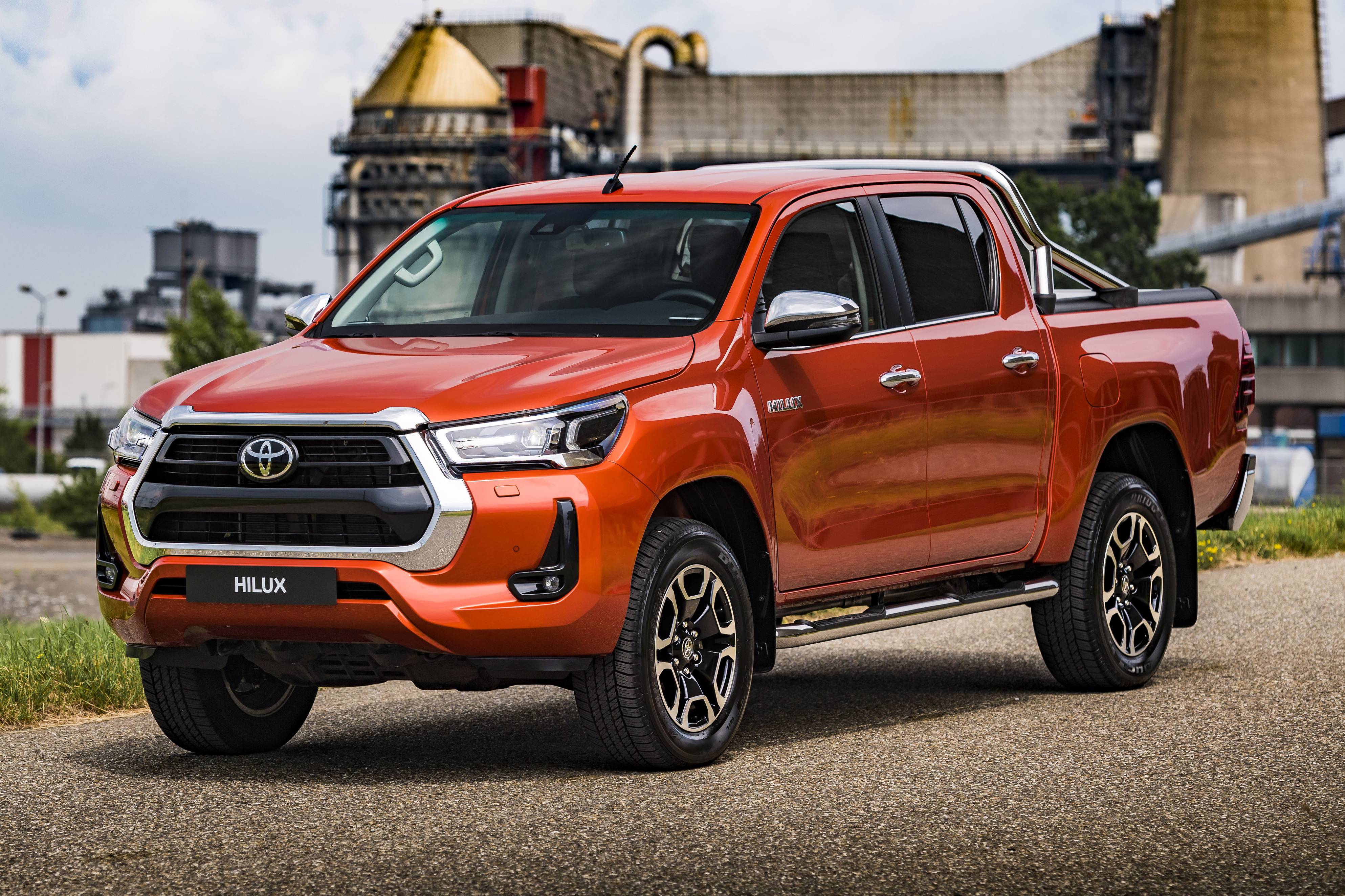 Toyota RAV4 híbrido se mostra mais vantajoso que Hilux em embate entre SUVs e picapes.