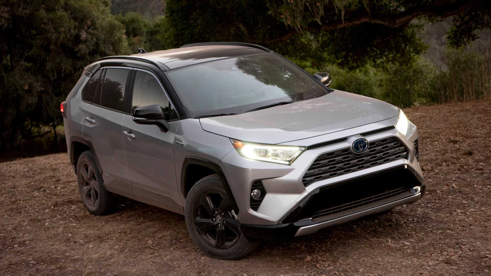 Toyota RAV4 híbrido se mostra mais vantajoso que Hilux em embate entre SUVs e picapes.