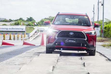 Corolla Cross terá alguma aptidão off-road, mas a estratégia é se diferenciar do Jeep Compass.