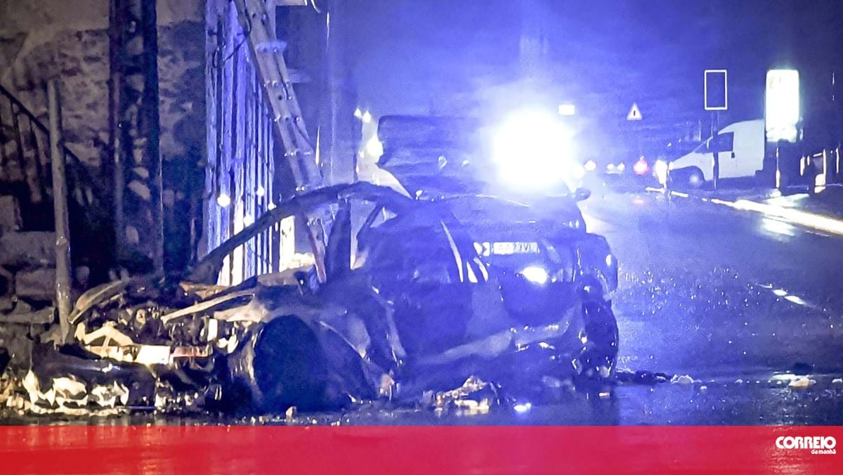 Homem morre carbonizado em despiste de carro elétrico em Felgueiras - Correio da Manhã