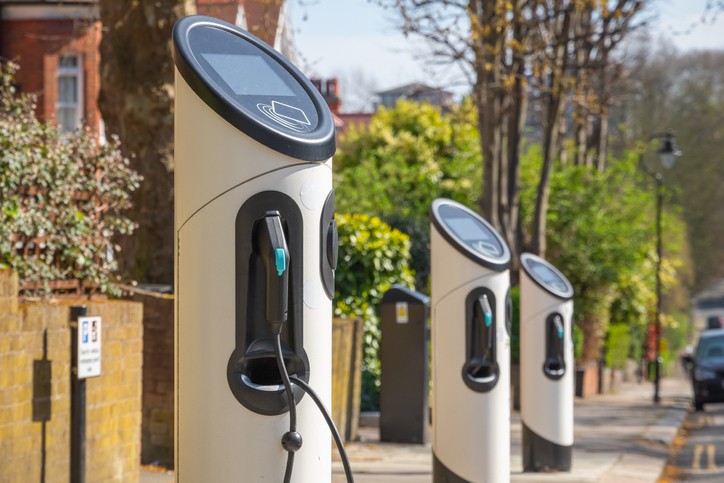 Electric car charging station around Crouch End area on London street (Foto: Getty Images/iStockphoto)