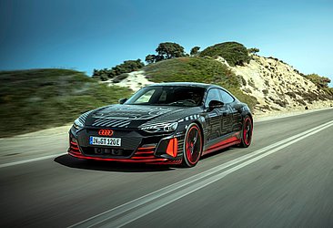 Por enquanto, a Audi só revelou imagens do e-tron GT com pintura camuflada