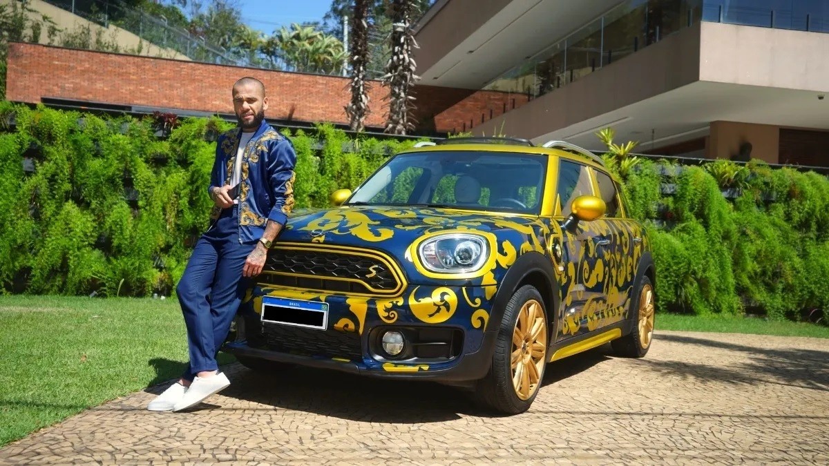 Carro do Daniel Alves: Mini Countryman anunciado pelo jogador é vendido e valor é destinado à ONG | Carros