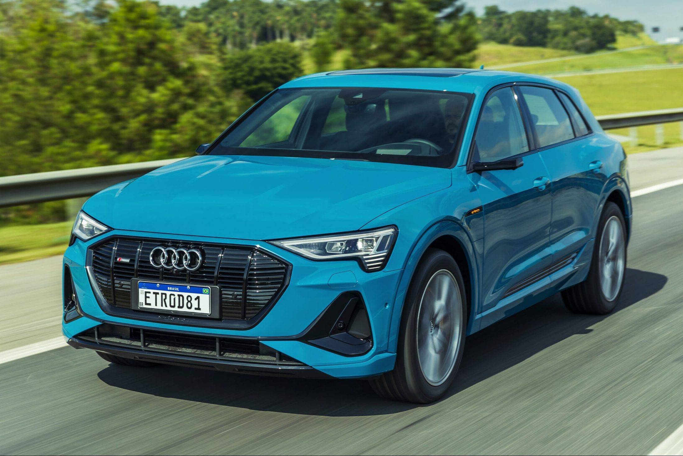 <span></noscript></span>” title=”Audi e-tron” width=”1024″ height=”683″ data-restrict=”false” data-portal-copyright=”Divulgação” data-image-caption=”e-tron custará entre R$ 400.000 e R$ 500.000″ data-image-title=”” data-image-source=”Audi”/></p>
<p>A popularização dos veículos elétricos vem deixando muita gente confusa. Nada de motor 1.0 ou 2.0, válvulas ou trocas de óleo, por exemplo. O consumo também muda, e os km/l dão lugar aos quilômetros por kilowatts-hora (km/kWh).</p>
<p><span>O vice-campeão desse ranking (ou último, dependendo da sua referência) é o tecnológico </span><a href=