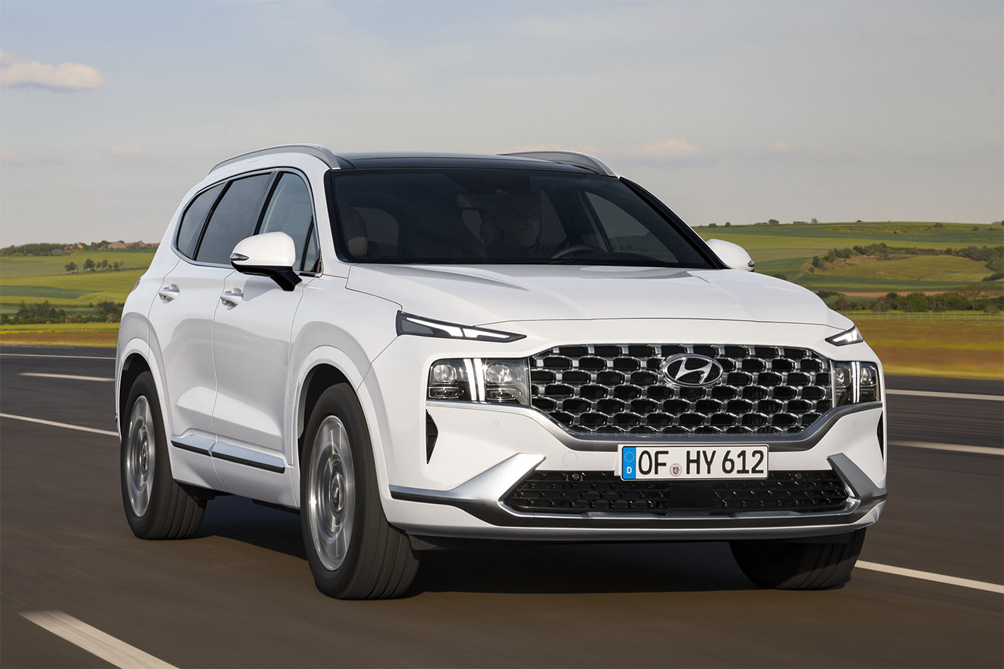 hyundai santa fe 2021 branco de frente em movimento