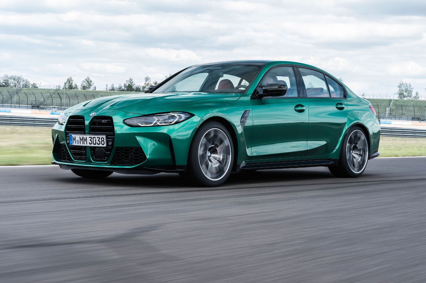 bmw m3 sedan verde em pista de corrida