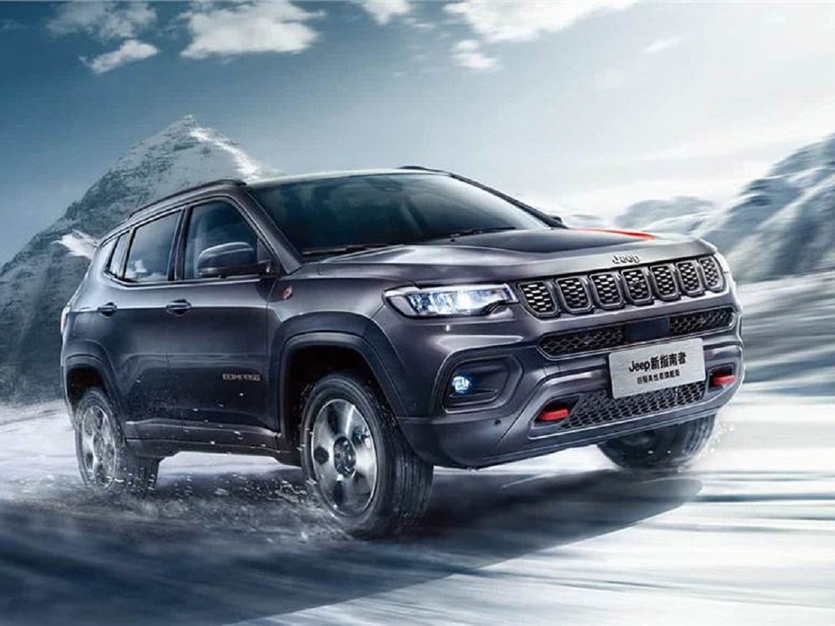 jeep compass trailhawk 2022 chines visto de frente em movimento