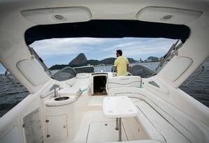 Gabriel Rodrigues na Marina da Glória. Ele acabou de comprar um barco juntamente com um amigo, para poder passear com a família com mais tranquilidade e segurança. Marina da Glória. Foto: Hermes de Paula / Agencia O globo Foto: Hermes de Paula / Agencia O Glob / Agência O Globo