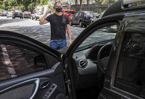 Sem sucesso. A ideia de Célio Pereira era ir e voltar no mesmo dia até um sítio a 60 quilômetros de São Paulo, mas o corretor de seguros não conseguiu um carro nem nas locadoras nem nos aplicativos Foto: Edilson Dantas / Agência O Globo