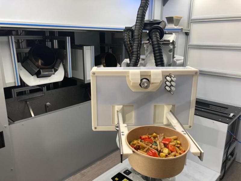 Imagem da RoboEatz mostra o robô que serve comida, como parte do sistema de cozinha robótico autônomo movido a inteligência artificial que prepara, cozinha e serve uma variedade de pratos quentes e frios de sopas a saladas para tigelas de refeição