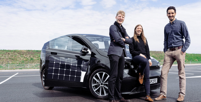 Sion, o carro elétrico que carrega enquanto anda