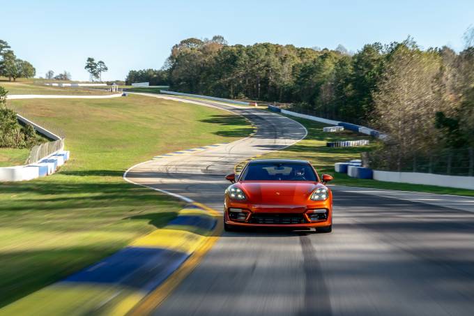 E agora Taycan? Novo Porsche Panamera bate recorde do elétrico em circuito