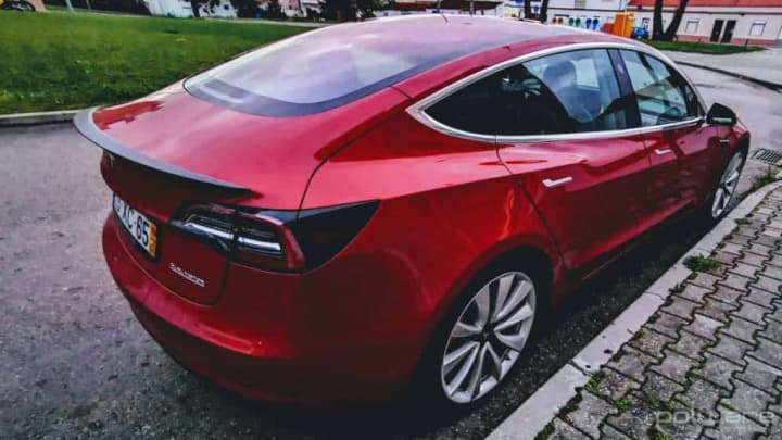 Elon Musk Tesla qualidade problemas carros elétricos