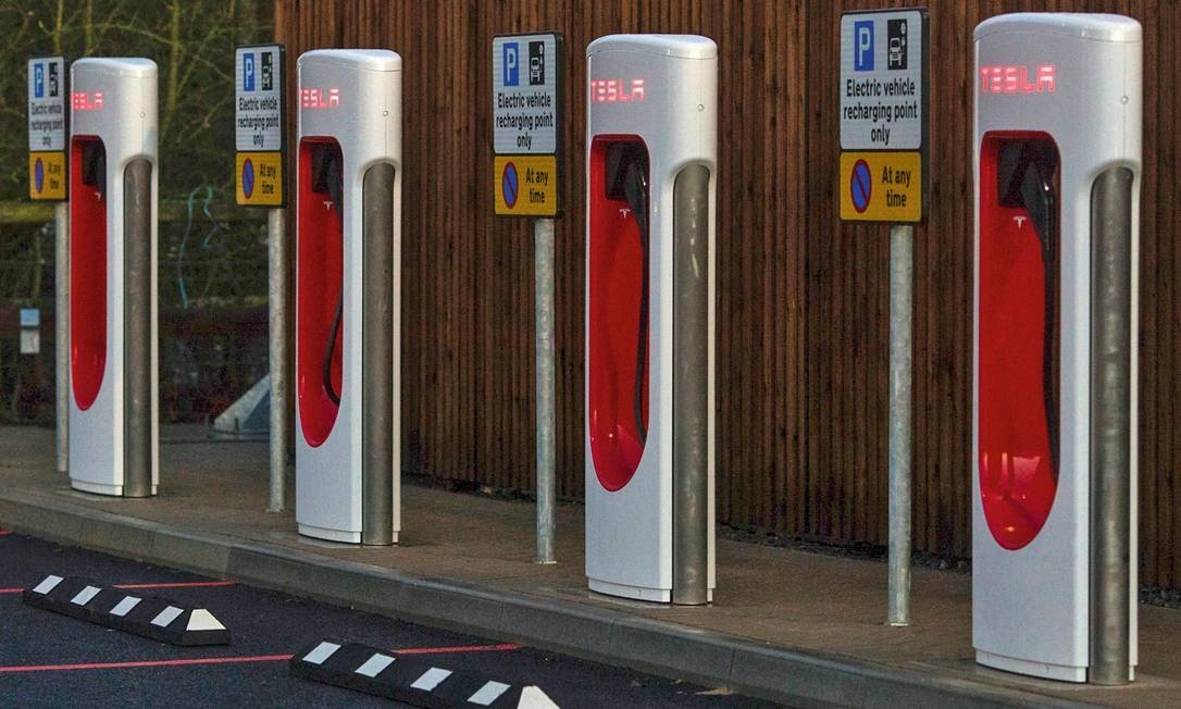 Uma estação de recarga de automóveis elétricos da Tesla no Reino Unido. A fabricante produziu apenas 500 mil veículos no ano passado, abaixo do esperado, em razão da pandemia. Foto: Chris Ratcliffe / Bloomberg / Getty Images