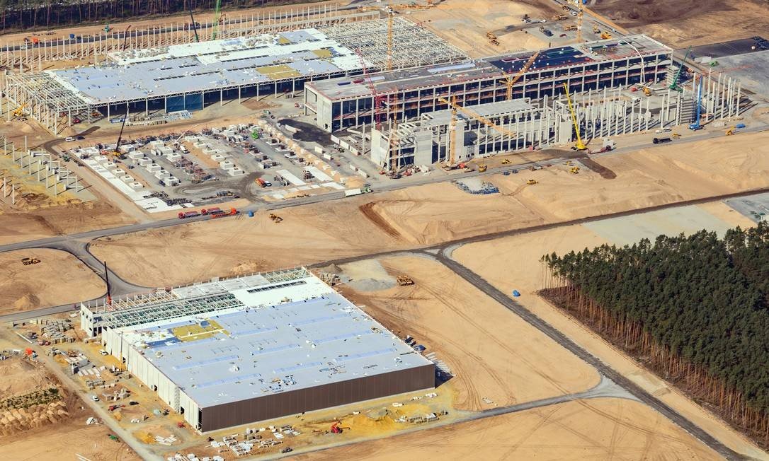 Vista aérea da fábrica da Tesla em Berlim que deverá produzir 500 mil unidades no local a partir de 2021. Foto: Soeren Stache / dpa / picture alliance via Getty Images