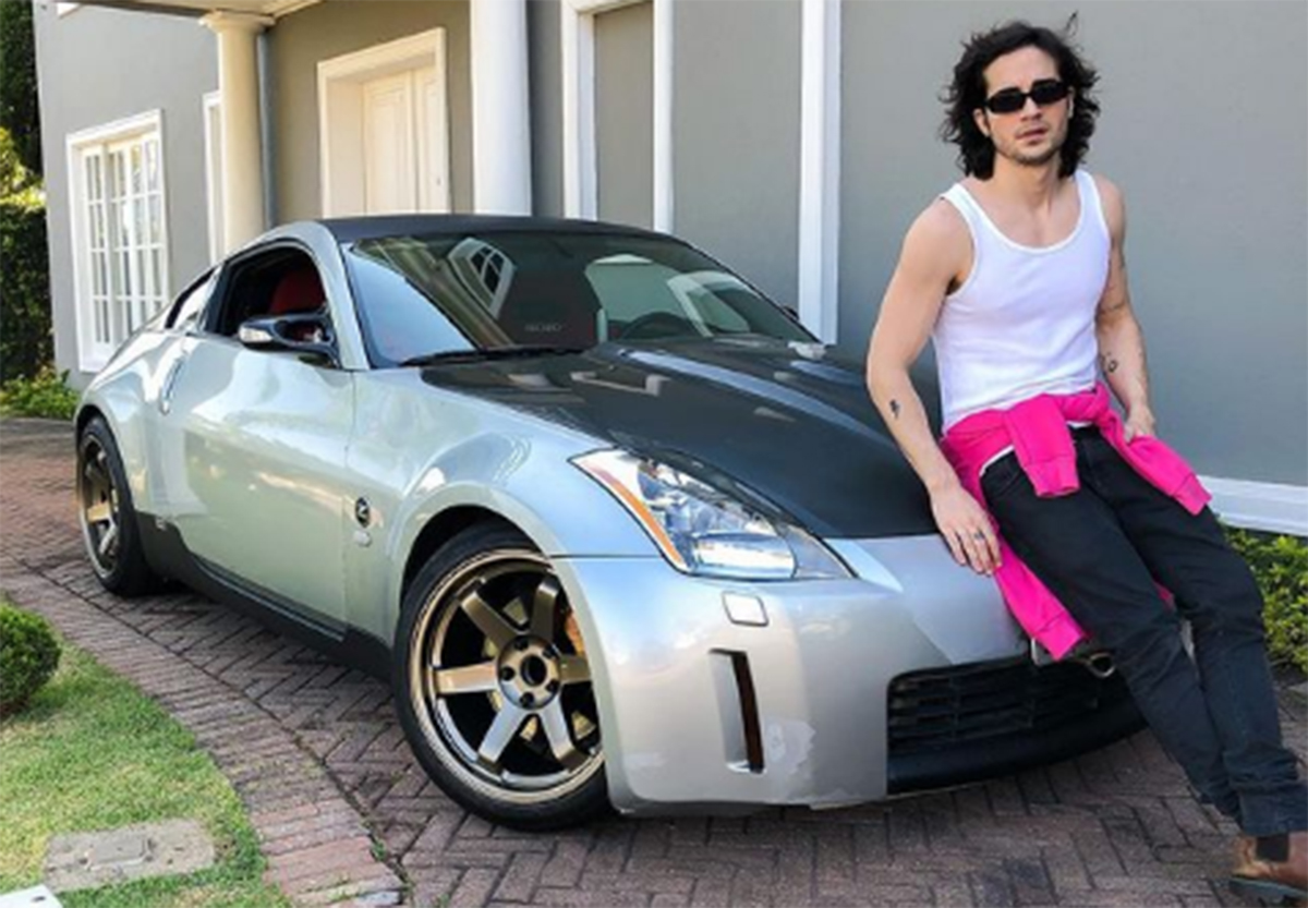 ator fiuk, participante do BBB 21, com seu nissan 350z