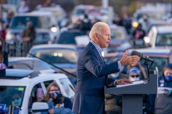 Biden trocará 645 mil carros do governo americano por modelos elétricos