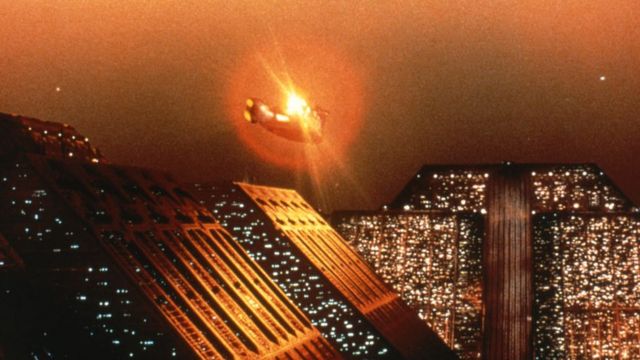 Cena do filme 'Blade Runner' (1982) mostrando um carro voador