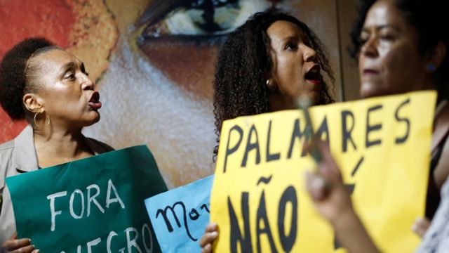 Manifestantes protestam contra declarações que minimizam o racismo no Brasil feitas pelo novo presidente da Fundação Palmares