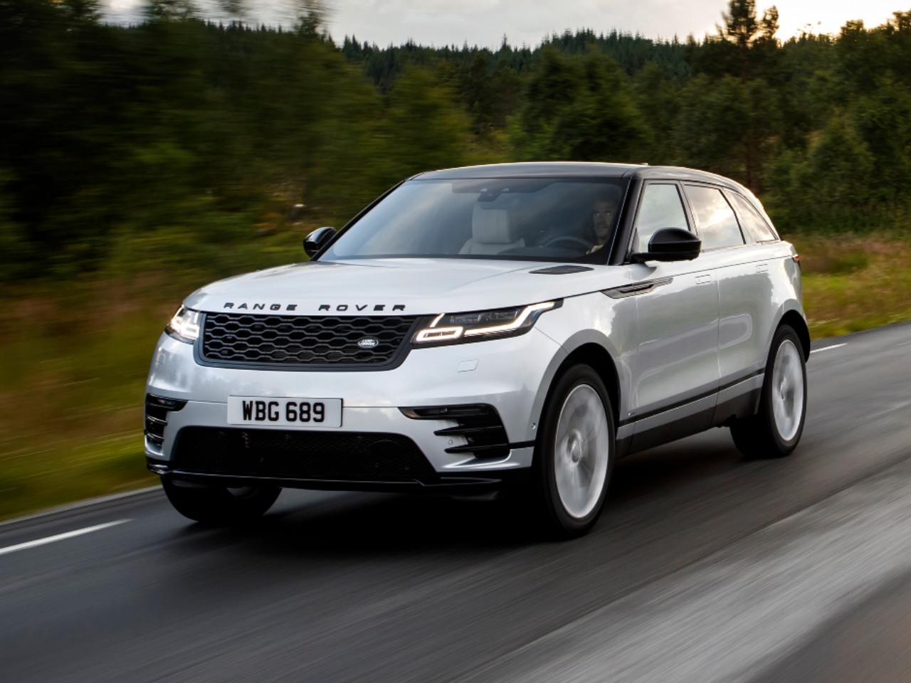 Range Rover Velar 2021 estreia motor eletrificado no Brasil