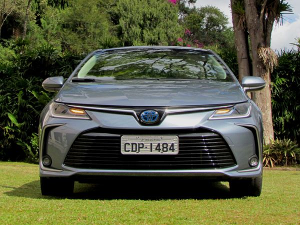 O motor bicombustível do Corolla Altis Hybrid é um 1,8 litro VVT-i 16V de ciclo Atkinson, derivado do propulsor a gasolina do Prius