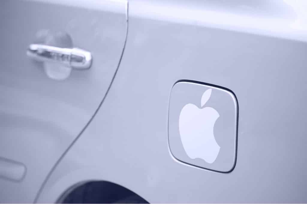 Carro com logomarca da Apple na tampa do tanque de combustíveis