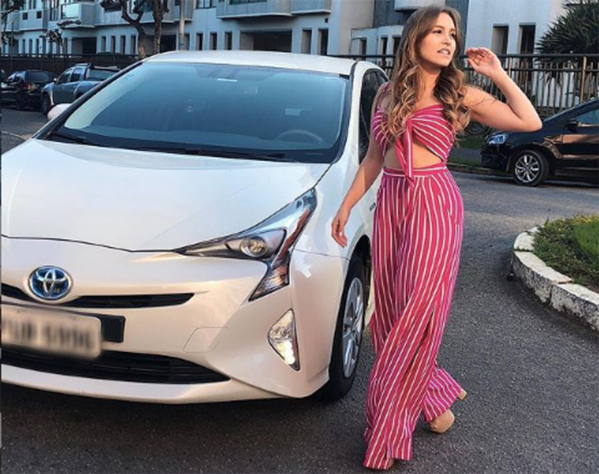 atriz carla diaz, participante do BBB 21, com seu toyota prius branco