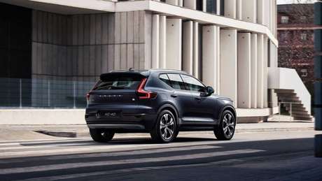 Todos os Volvo XC40 contam com um conjunto híbrido que oferece 262 cv de potência combinada e 425 Nm de torque. 