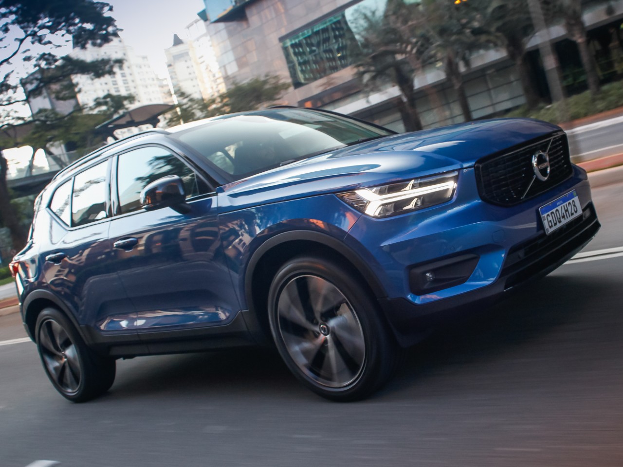 Volvo XC40 estreia versões híbridas de entrada no Brasil