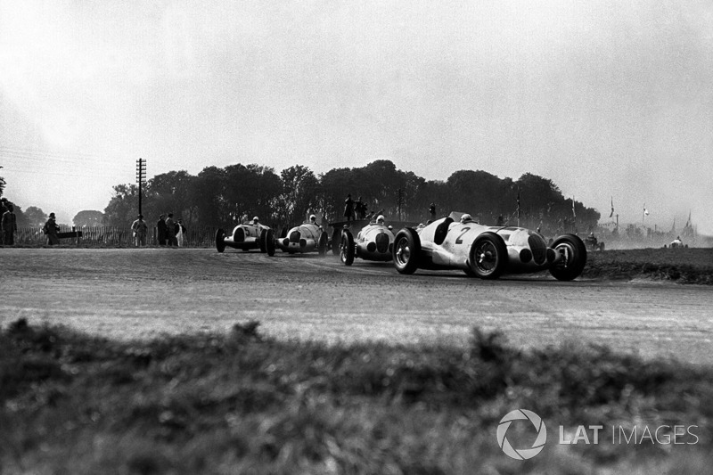 Hermann Lang, Mercedes-Benz W125 leads Rudolf Caracciola, Mercedes-Benz W125, Dick Seaman, Mercedes-Benz W125 and Bernd Rosemeyer Auto Union C-typ