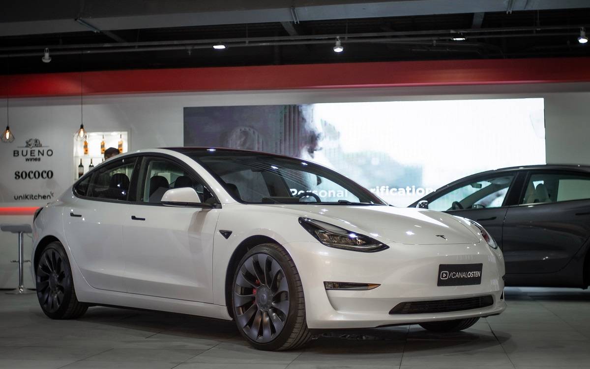 Dois Model 3 Performance já estão em exposição no bairro paulistano dos Jardins