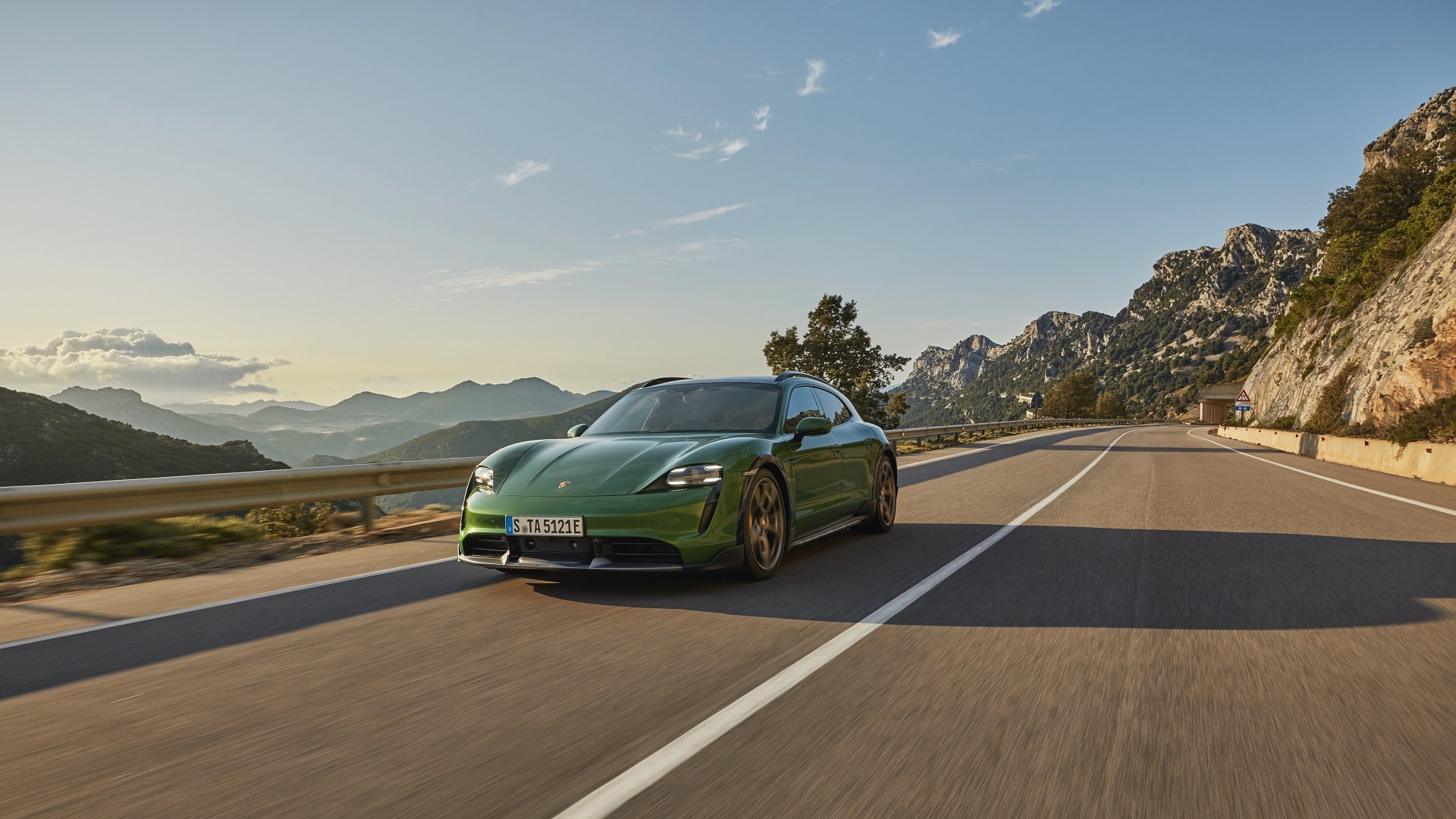 Porsche apresenta seu 2º elétrico: Taycan Cross Turismo