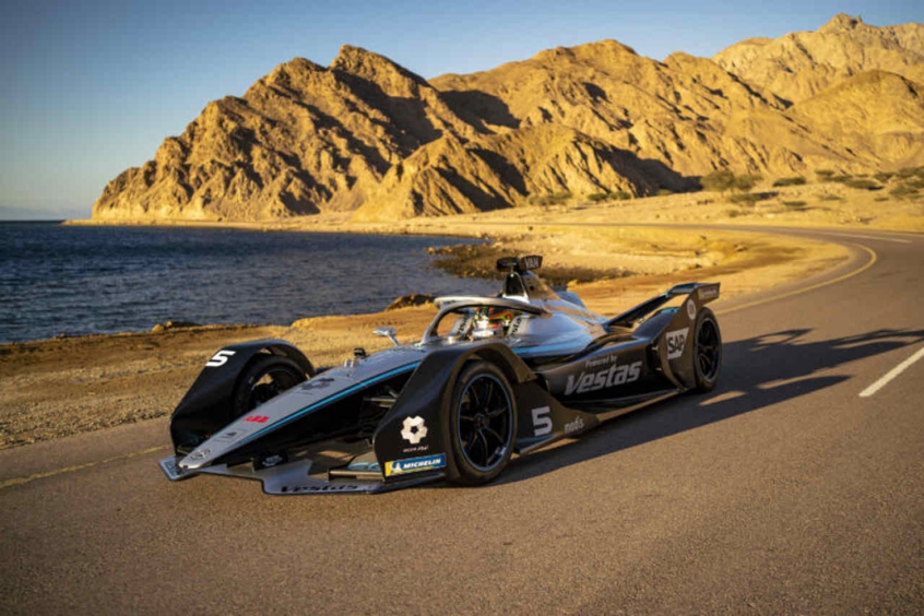 Mercedes-EQ Formula E Team leva carro elétrico à cidade inteligente - ISTOÉ Independente - ISTOÉ