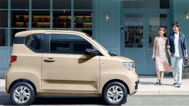 BBC O Wuling Hong Guang Mini EV, um carro elétrico que rapidamente conquistou os motoristas chineses. (Foto: Getty Images via BBC News Brasil)