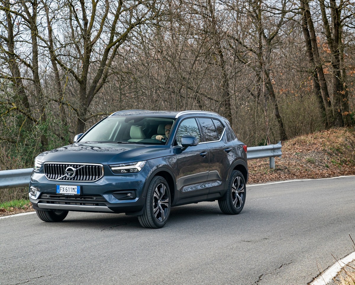 Volvo XC40 2021 chega só híbrido, com câmbio de cristal e função "pai" | Lançamentos