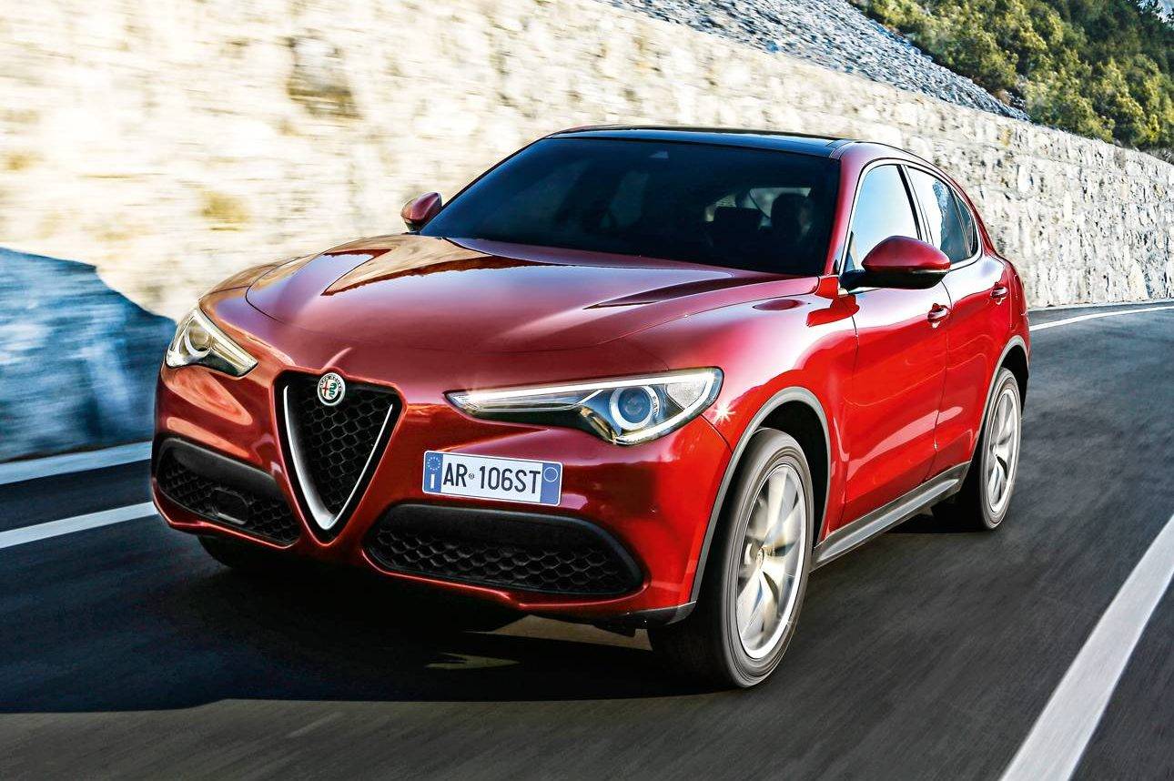 Alfa Romeo Stelvio vermelho visto de frente