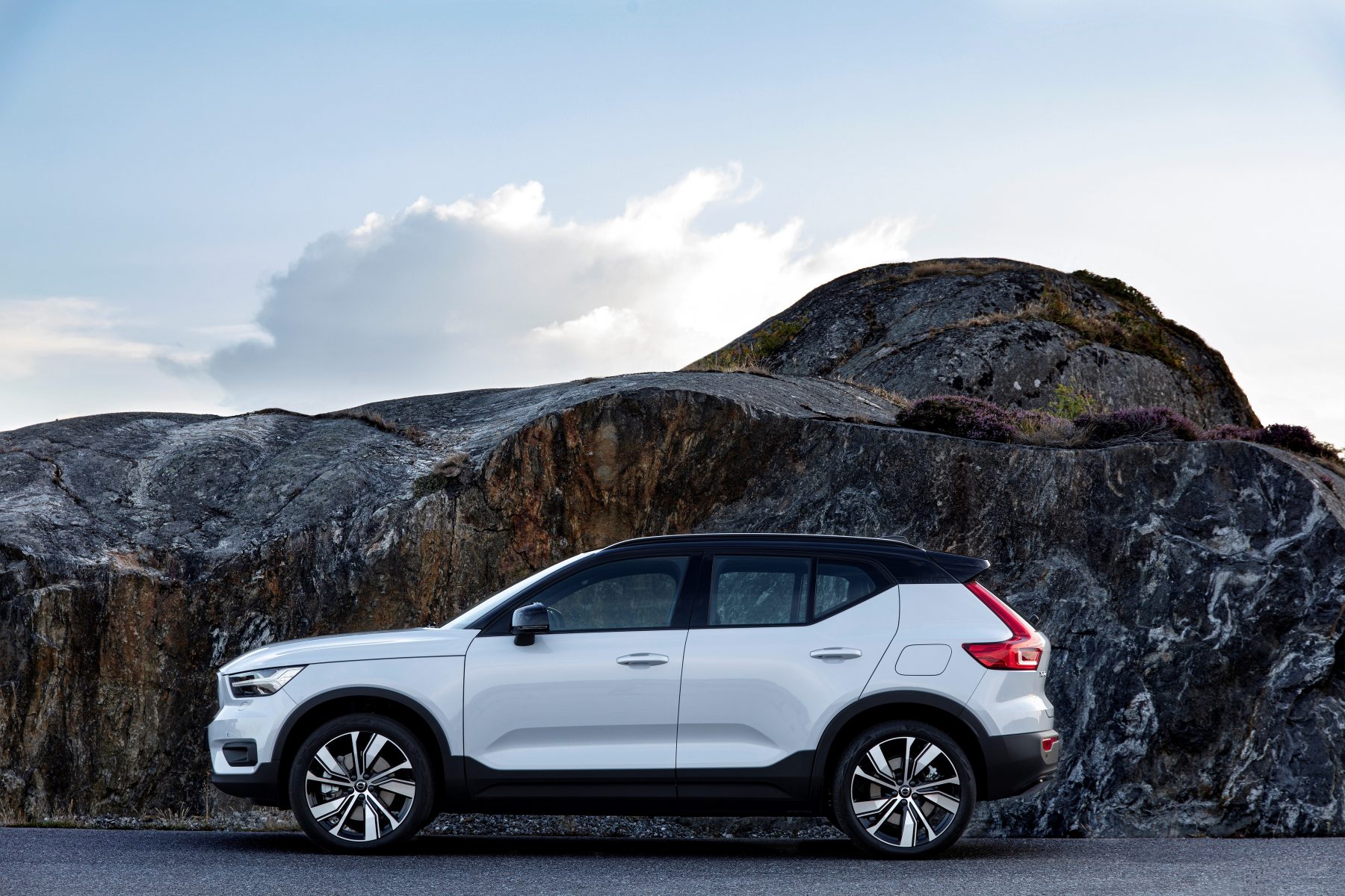 leteral do volvo xc40 recharge com pedra de fundo