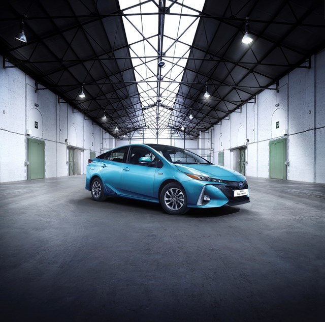 Toyota Prius Plug-in 1.8 Hybrid: potência 122 cv, autonomia em modo elétrico 40 km, consumo combinado 1.3 litros/100km, emissão CO2 29 g/km, preço-base € 44 290.