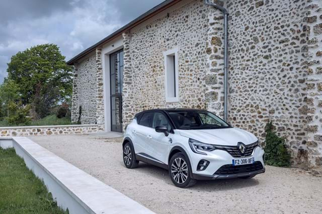 Renault CAPTUR HÍBRIDO PLUG-IN: potência 160 cv, autonomia em modo elétrico 65 km, consumo combinado 1.5 litros/100km, emissão CO2 29 a 32 g/km, preço-base € 33 840.