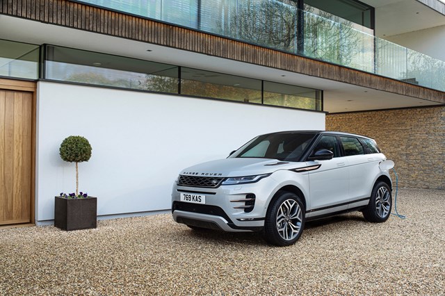 Range Rover Evoque P300e: potência 309 cv, autonomia em modo elétrico 53 km, consumo combinado 2.0 litros/100km, emissão CO2 44 g/km, preço-base € 56 457.