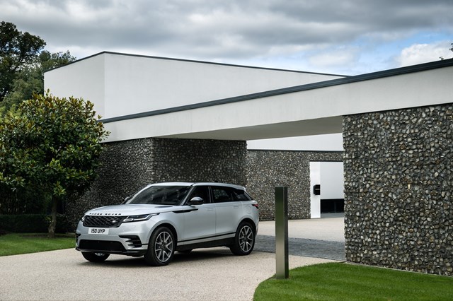 Range Rover Velar P400e: potência 404 cv, autonomia em modo elétrico 53 km, consumo combinado 2.2 litros/100km, emissão CO2 49 g/km, preço-base € 74 803.