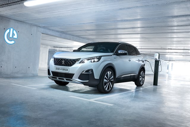 Peugeot 3008 Hybrid: potência 225 cv, autonomia em modo elétrico 56 km, consumo combinado 1.3 litros/100km, emissão CO2 29 g/km, preço-base € 44 025.