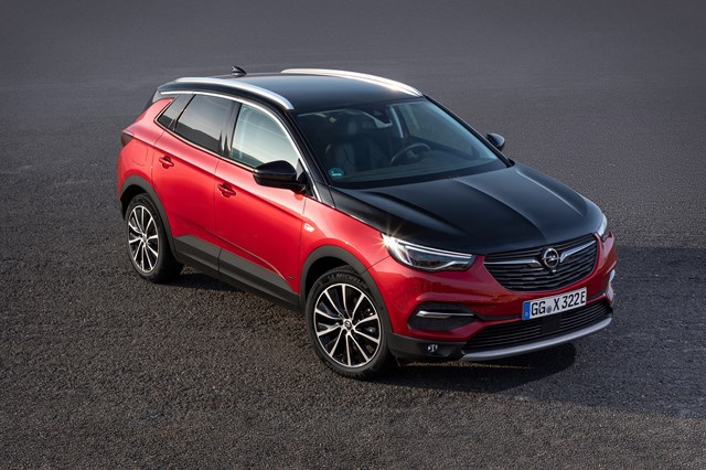 OPEL GRANDLAND X HYBRID4: potência 300 cv, autonomia em modo elétrico 57 km, consumo combinado 1.5 litros/100km, emissão CO2 32 g/km, preço-base € 47 550.