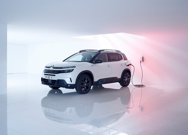 Citroën C5 Aircross Hybrid: potência 225 cv, autonomia em modo elétrico 55 km, consumo combinado 1.4 litros/100km, emissão CO2 32 g/km, preço-base € 39 017.