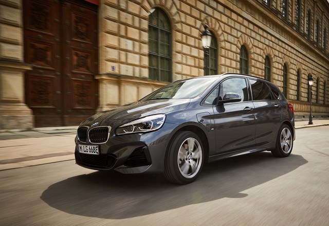 BMW 225xe Active Tourer: potência 220 cv, autonomia em modo elétrico 52 a 55 km, consumo combinado 1.7 litros/100km, emissão CO2 39 g/km, preço-base € 42 480.